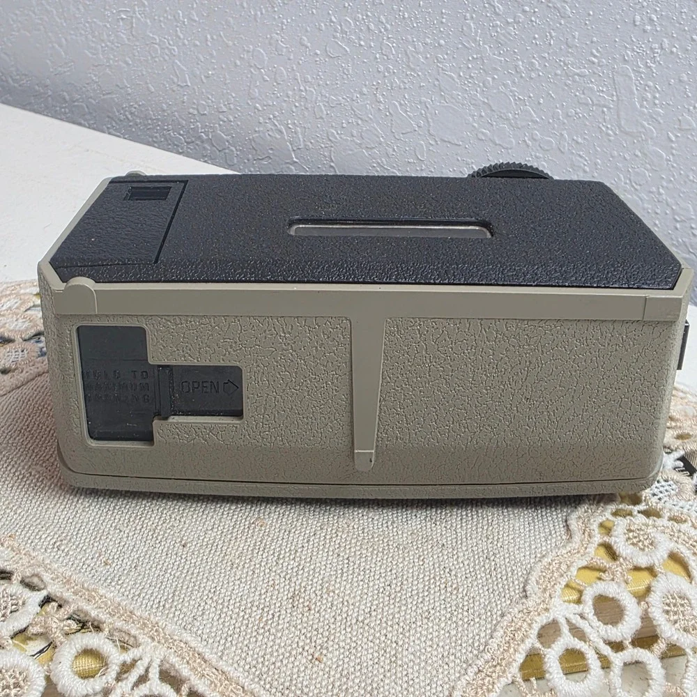 Vintage 60s Kodak Hawkeye Instamatic II 126 Film Camera Tan Black‎